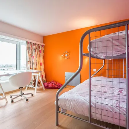 Bright - 3min From Coast & Free Parking דירה
